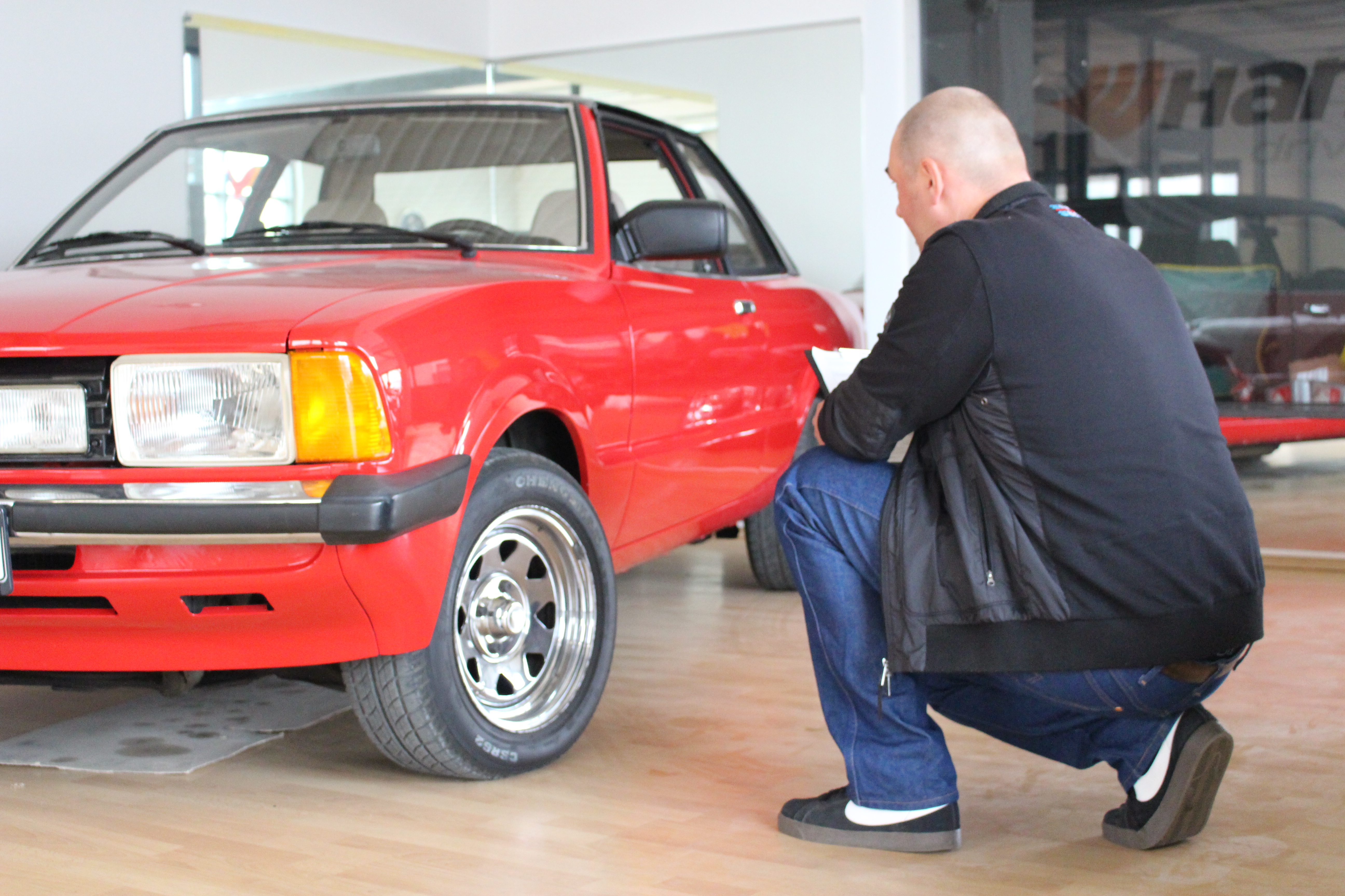 KFZ-Gutachter Bonart Gutachter Bonart prüft einen Oldtimer für ein Wertgutachten